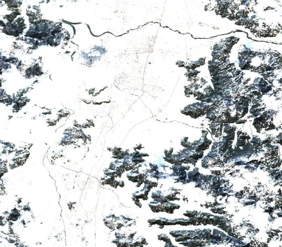 2018年2月20日の福井平野の衛星写真。平野が白い